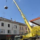 C'est parti pour la mise en place sur la terrasse derrière ces batiments