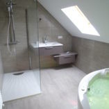 Rénovation de salle de bain Avec espace douche et baignoire balnéo MONTAIN 