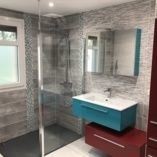Création d'une salle de bain avec espace douche et baignoire BALNEO SHARP  JACUZZI   CENSEAU 