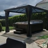 Spa Jacuzzi® J-335 Région Saint-Lupicin Installation d'une pergola pour que le cient se mette dans sa bulle de bien-être