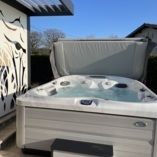 
Spa Jacuzzi® J-475 Région Saint-Etienne du Bois Installation d'une paroi décorative 
