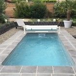 Mini piscine avec finition ceinture carrelage et gravier