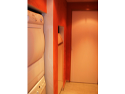 LA MAISON DE LA POSE -Douvre Christian - une porte coulissante pleine a été mise entre le couloir et  l'espace qui désert le sauna 