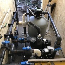 Local Machinerie avec installation du filtre à sable des pompes et des raccordements 