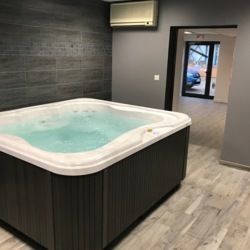 Salle centre de bien-être équipé d'un spa professionnel LODGE M avec filtration à sable et désinfection automatique  Région 71- Chapelle de Guinchay