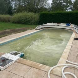 Nettoyage de l'eau de la piscine avec mise en route de la filtration