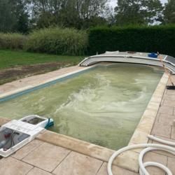 Nettoyage de l'eau de la piscine avec mise en route de la filtration