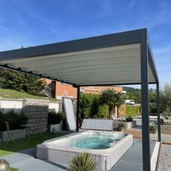 Spa de nage Jacuzzi® Powerplay J-13 semi-encastré avec pergola