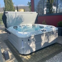 Spa Jacuzzi® J-335 avec lève-couverture