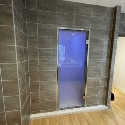 Vue du hammam après la finition carrelage et mise en service 