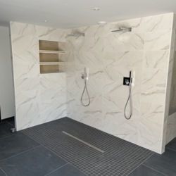 Vue extérieure de  la cabine Hammam ou un espace double douche a été installée