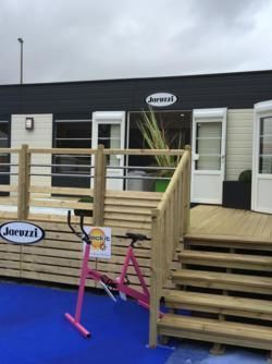 Un espace bien-être conçu pour un mobil home par la maruqe Jacuzzi ® France 