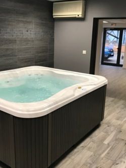 Salle centre de bien-être équipé d'un spa professionnel LODGE M avec filtration à sable et désinfection automatique  Région 71- Chapelle de Guinchay